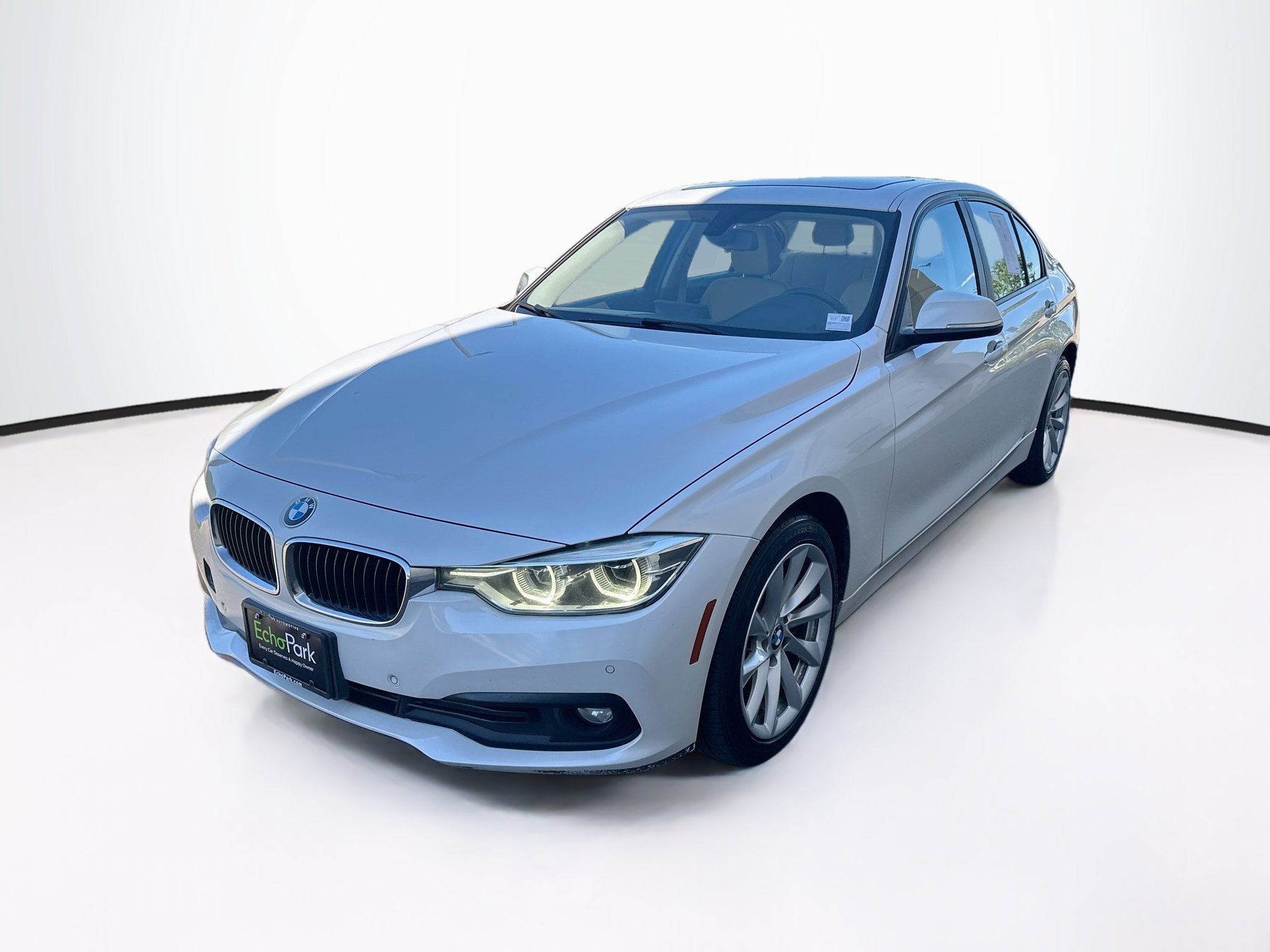Used 2018 BMW 320i xDrive Sedan AWD/4WD image 3