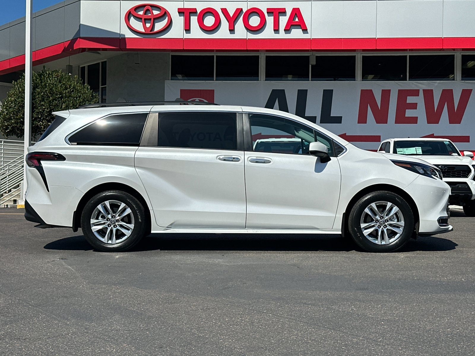 Used 2024 Toyota Sienna XLE w/ XLE Plus Package FWD image 6