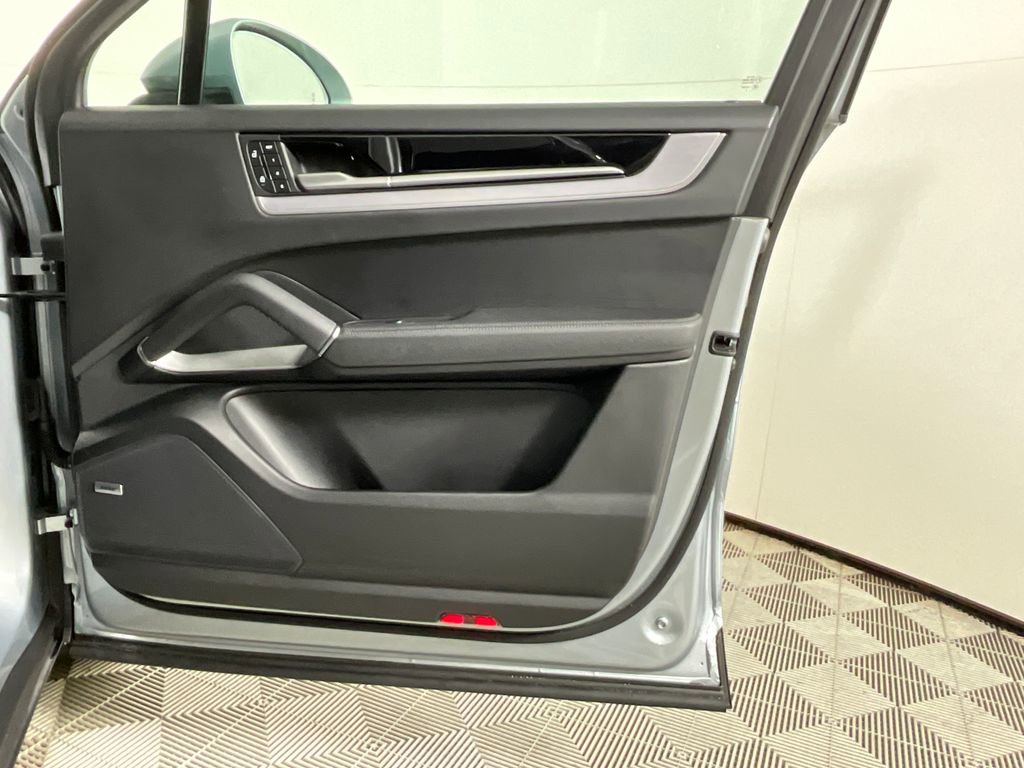 Used 2024 Porsche Cayenne Coupe image 21