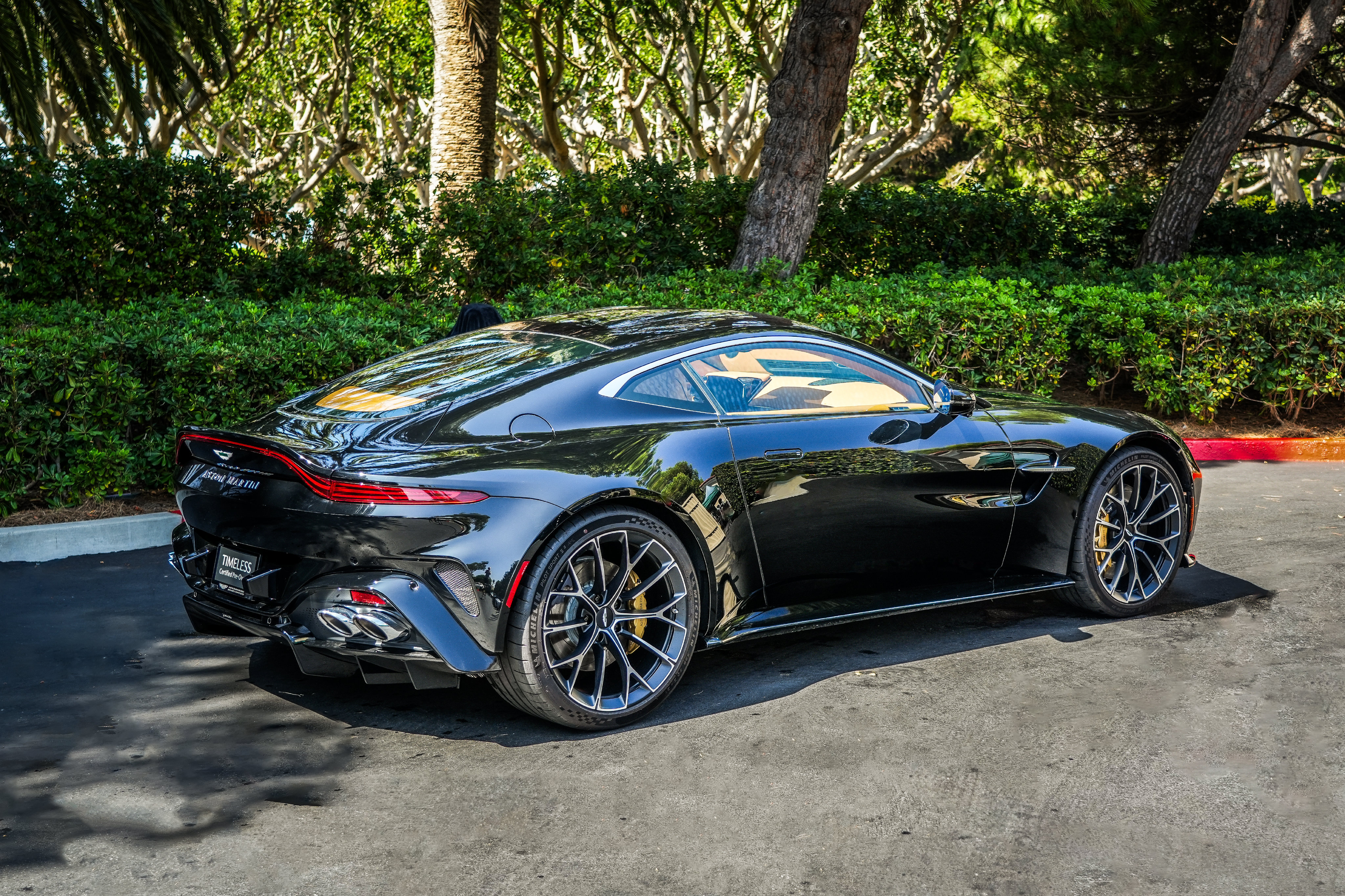 Used 2025 Aston Martin V8 Vantage Coupe RWD image 3