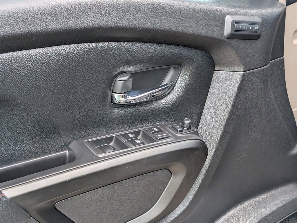 Used 2021 Nissan Titan PRO-4X w/ Pro-4x Convenience Package image 16