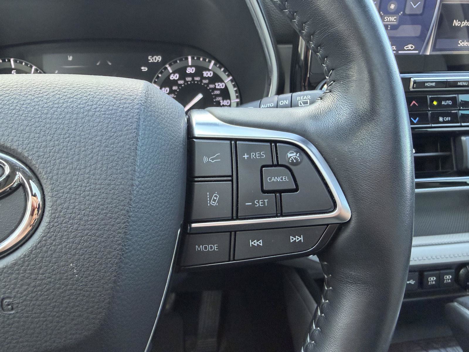 Used 2021 Toyota Highlander Platinum FWD image 39