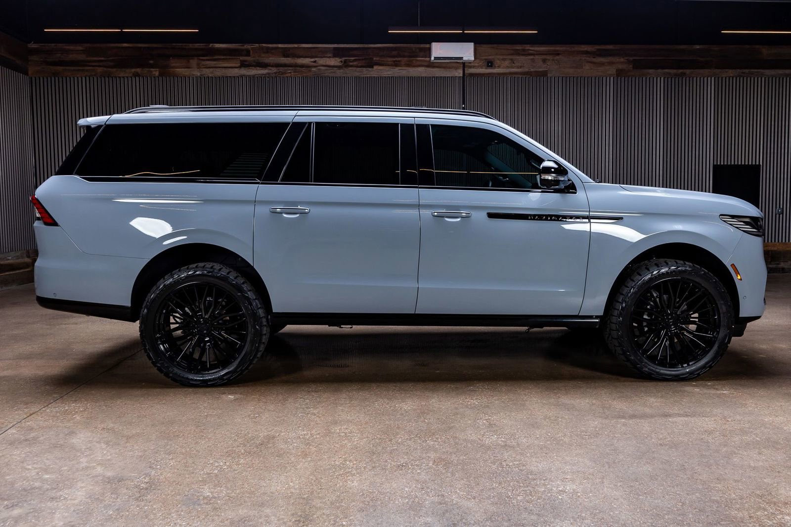 Used 2025 Lincoln Navigator L Reserve w/ Jet Appearance Package image 11