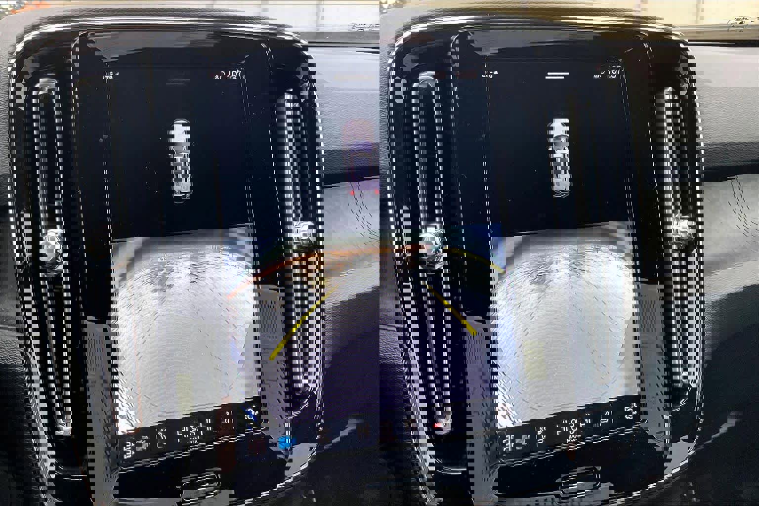 Used 2023 Volvo XC40 Recharge Ultimate image 24