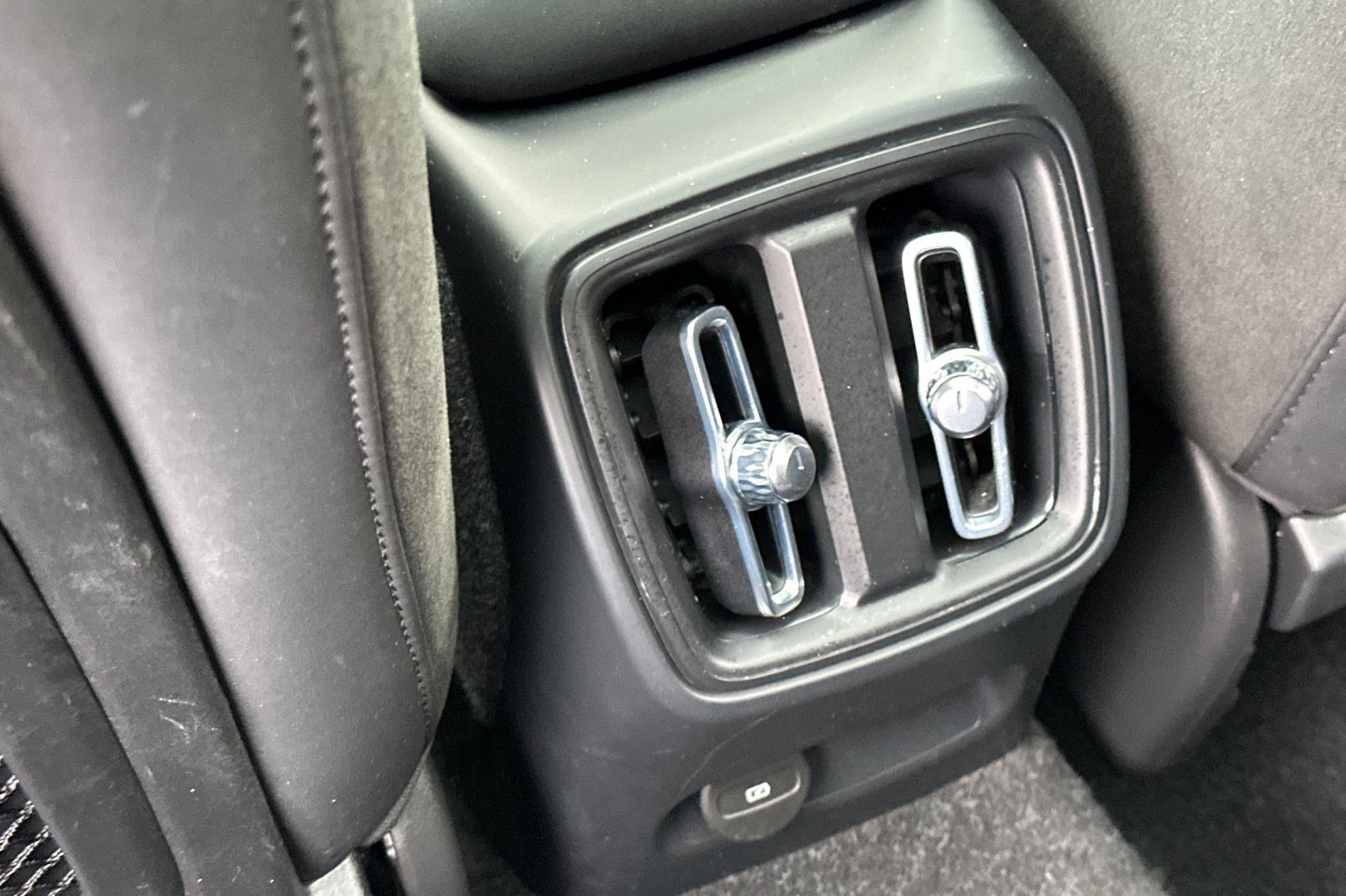 Used 2023 Volvo XC40 Recharge Plus image 13