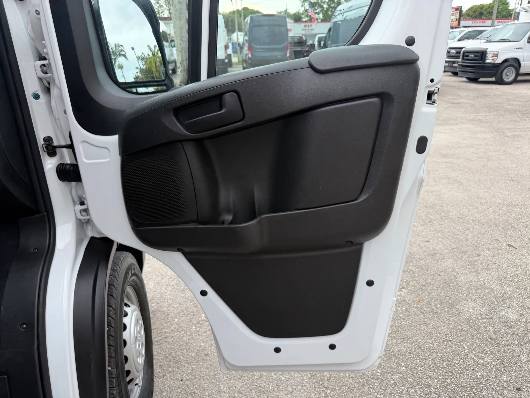 Used 2024 RAM ProMaster 2500 136 w/ Safety Group FWD image 19
