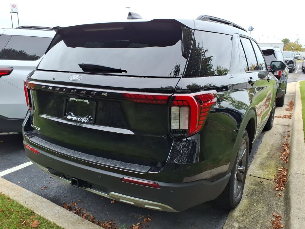 Used 2027 Ford Explorer Active w/ Active Comfort Package AWD/4WD image 3