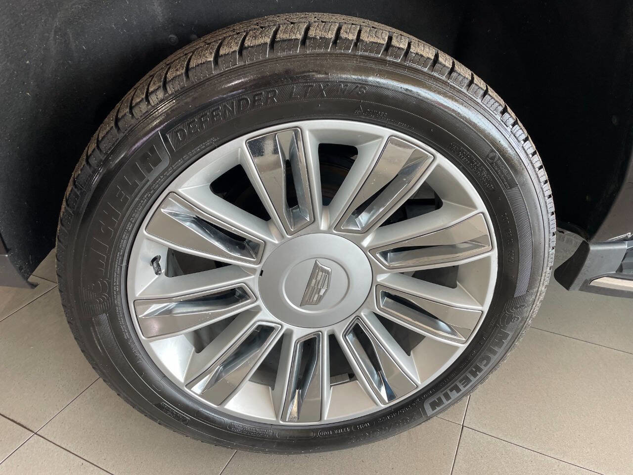 Used 2018 Cadillac Escalade ESV Luxury AWD/4WD image 12