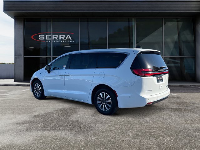 Used 2023 Chrysler Pacifica Touring-L FWD image 3