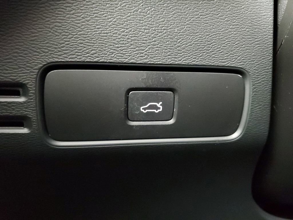 Certified 2023 Volvo XC40 Recharge Ultimate image 36