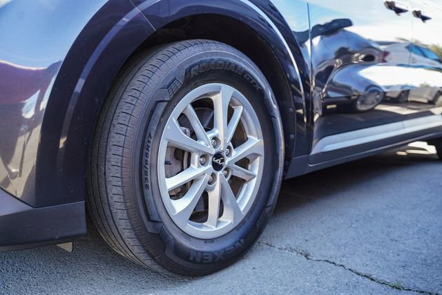 Certified 2024 Kia Carnival LX image 8