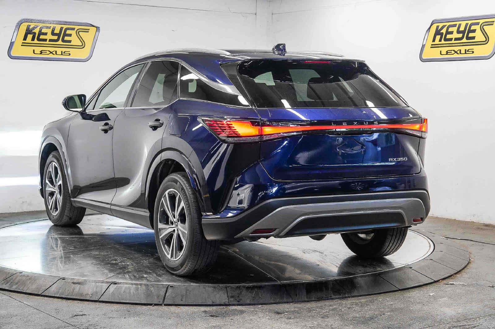 Used 2025 Lexus RX 350 FWD w/ Technology Package image 2
