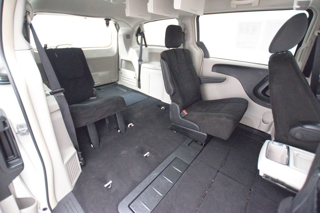 Used 2012 Chrysler Town & Country Touring image 14