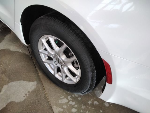 Used 2024 Chrysler Pacifica Touring-L image 19