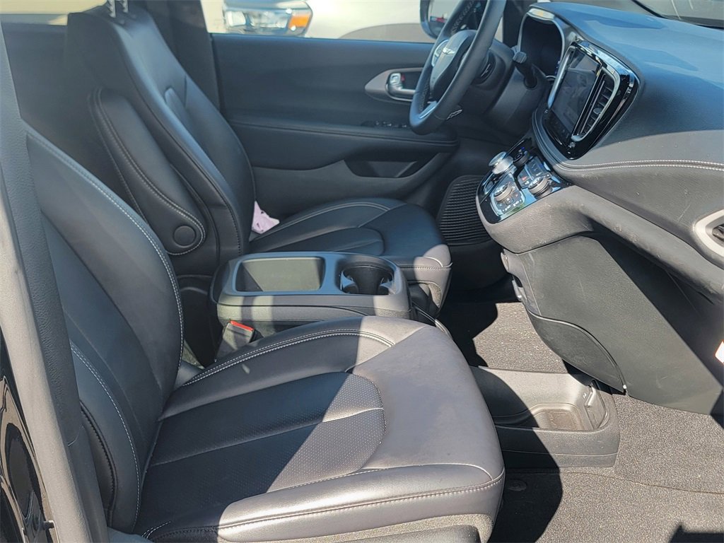 New 2025 Chrysler Pacifica Select w/ Fav Edition Package image 13