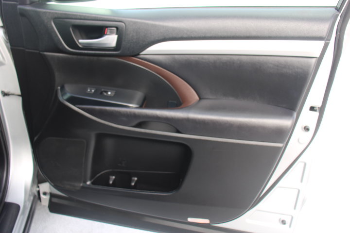 Used 2017 Toyota Highlander XLE AWD/4WD image 21