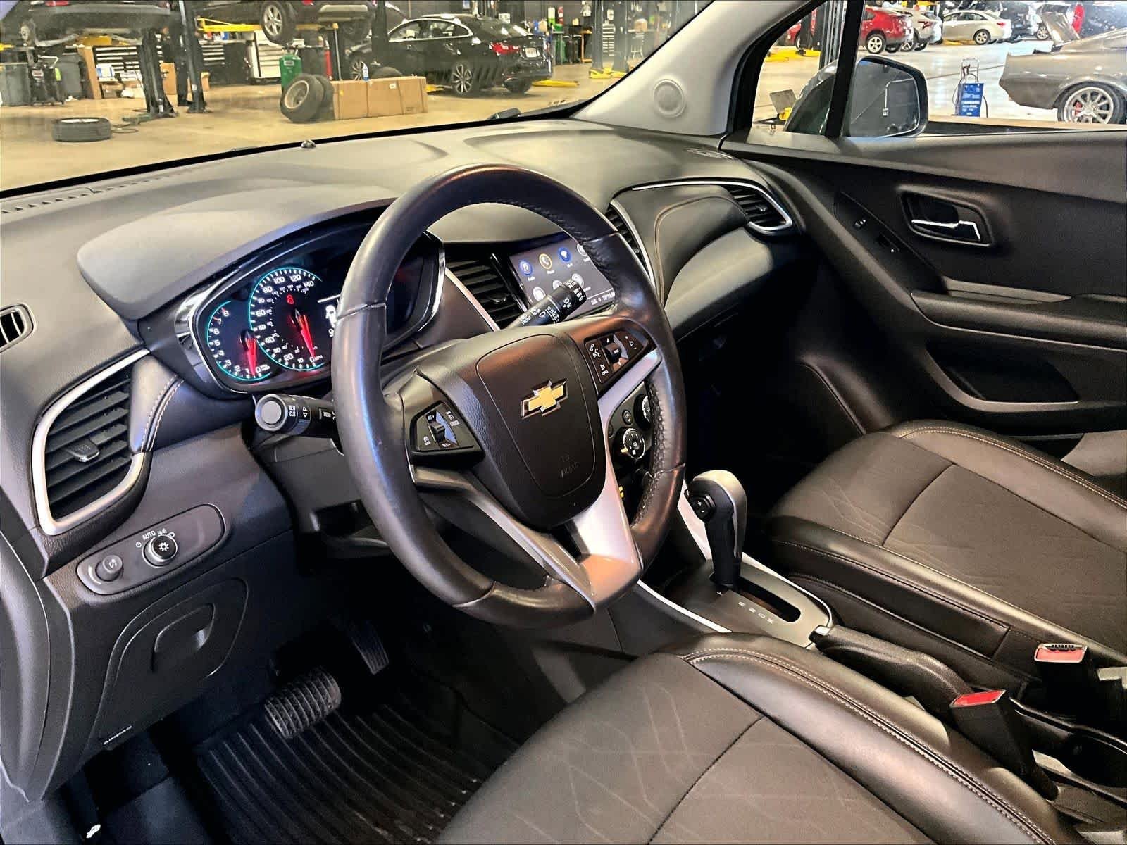 Used 2022 Chevrolet Trax LT w/ Midnight Edition AWD/4WD image 8