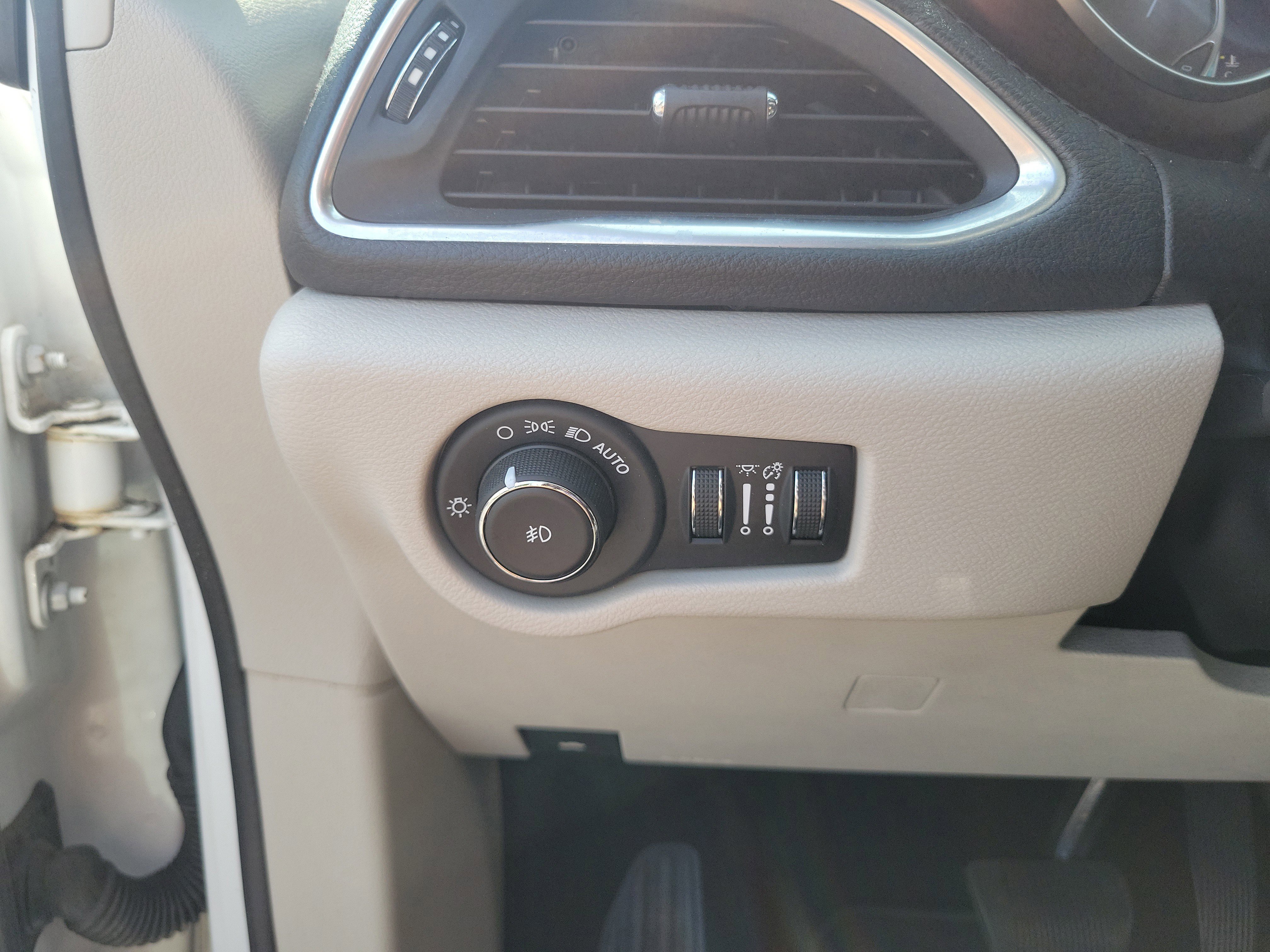 Used 2020 Chrysler Pacifica Limited FWD image 33
