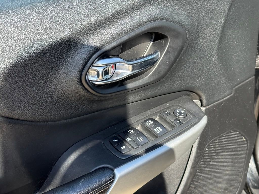 Used 2018 Jeep Cherokee Latitude Plus AWD/4WD image 11