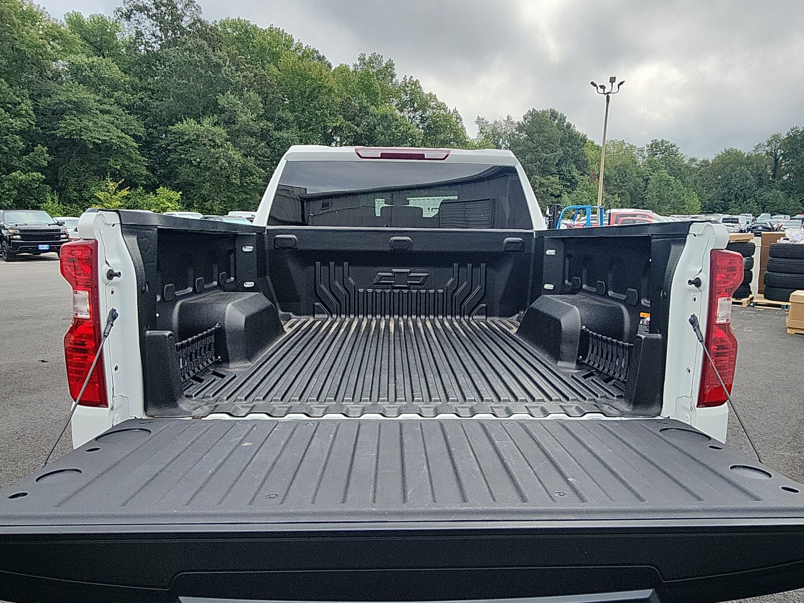 Used 2023 Chevrolet Silverado 1500 LT AWD/4WD image 25