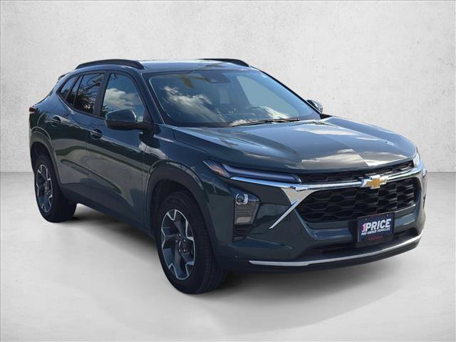 Used 2025 Chevrolet Trax LT FWD image 3