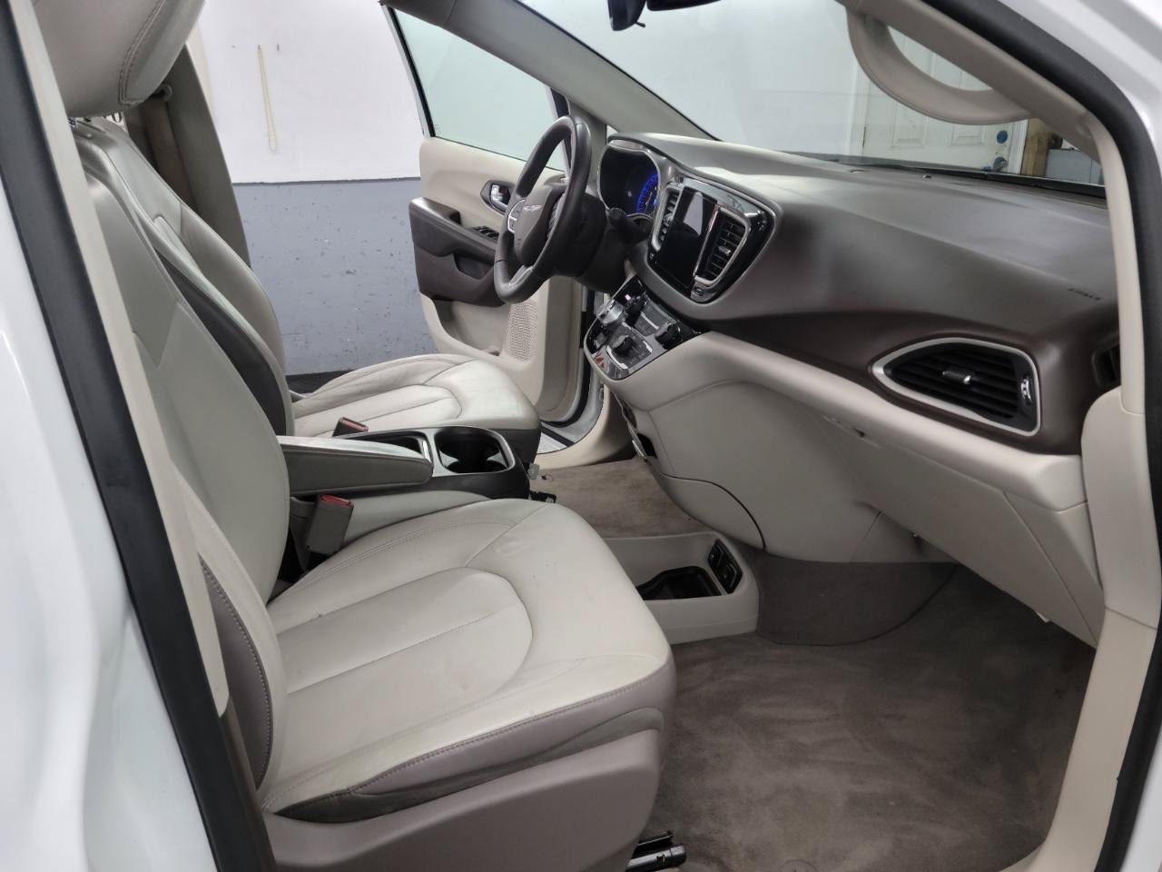 Used 2017 Chrysler Pacifica Touring-L FWD image 14