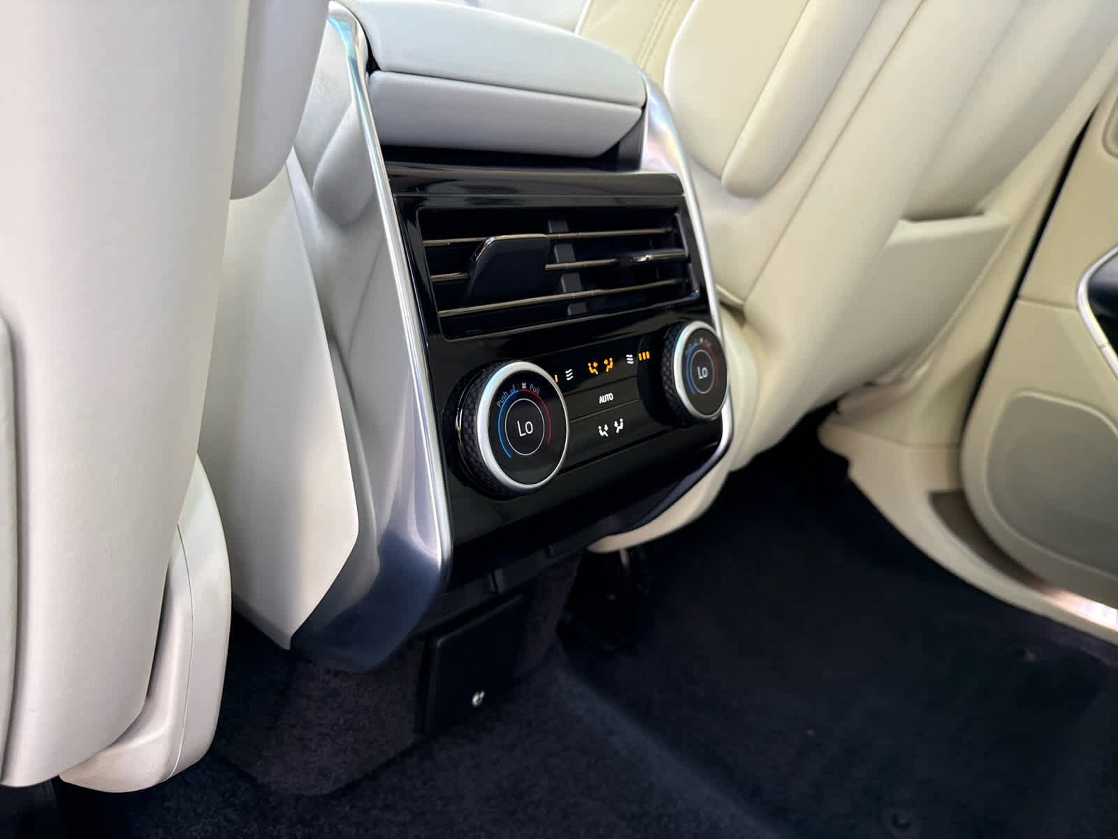 Certified 2023 Land Rover Range Rover SE image 16