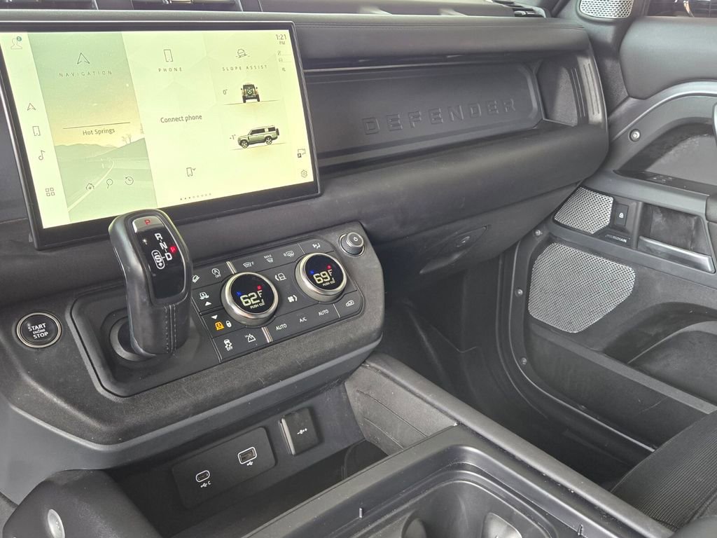 Used 2024 Land Rover Defender 130 X-Dynamic SE AWD/4WD image 22