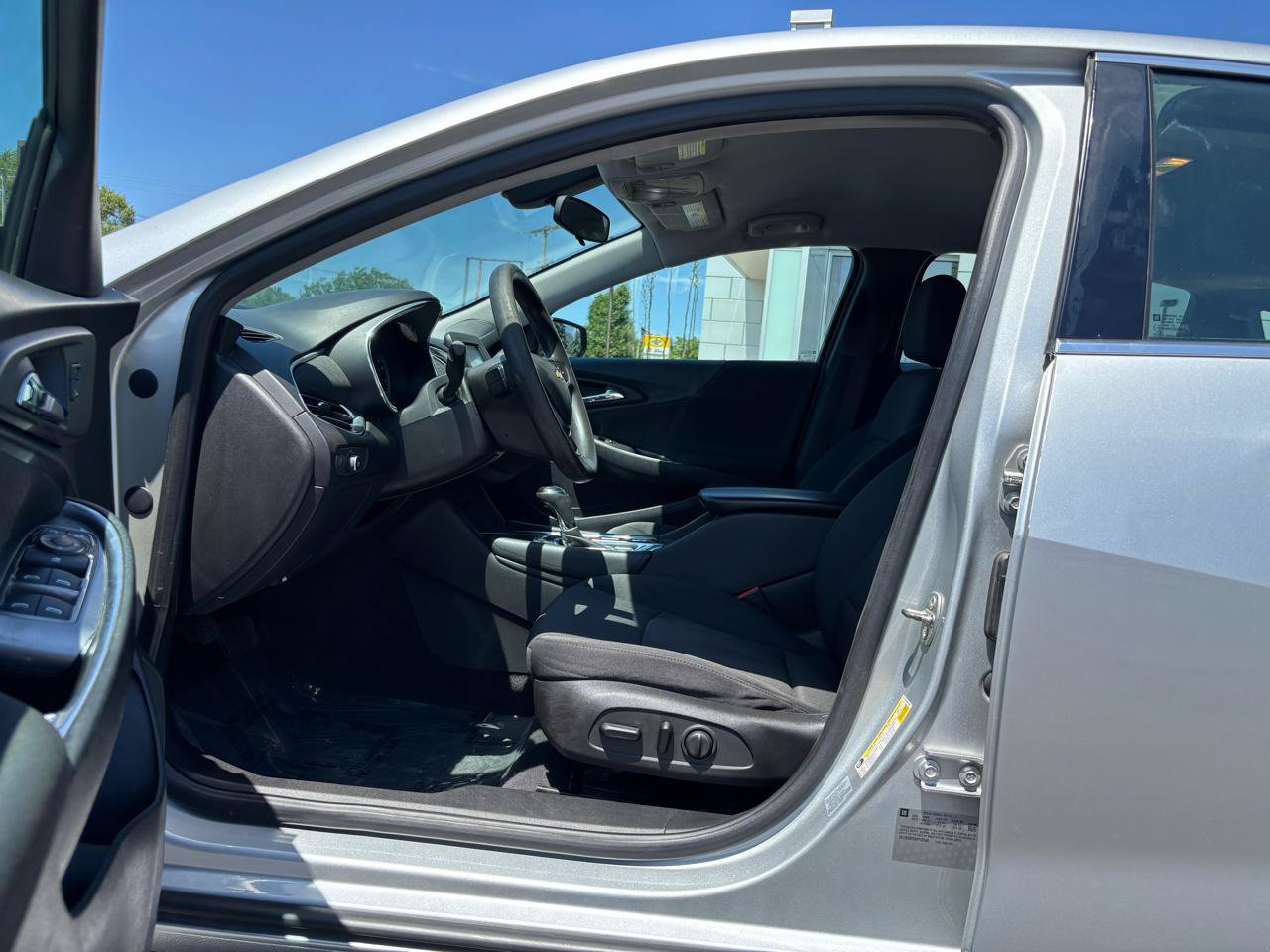 Used 2017 Chevrolet Malibu LT FWD image 15