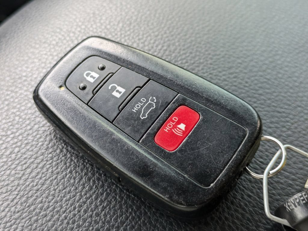 Used 2022 Toyota RAV4 XLE w/ Convenience Package FWD image 30