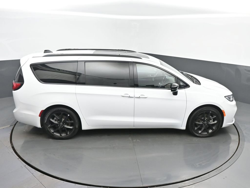 Used 2025 Chrysler Pacifica Limited image 43