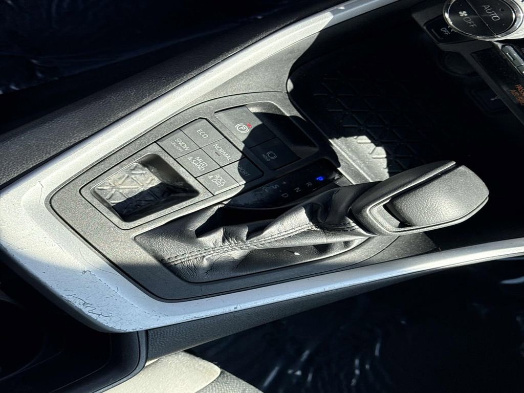 Used 2022 Toyota RAV4 XLE image 25