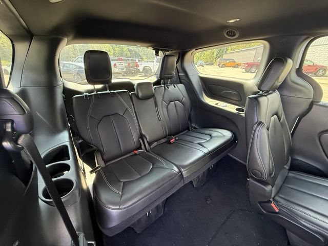 Used 2025 Chrysler Pacifica Select FWD image 9