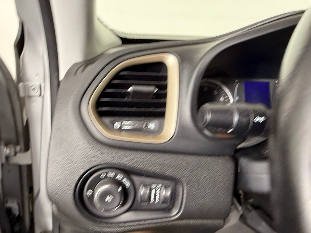 Used 2017 Jeep Renegade Latitude image 19