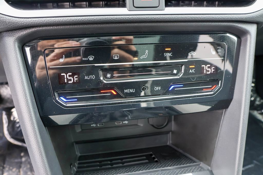 New 2025 Volkswagen Taos SE image 30