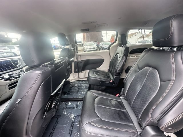 Used 2020 Chrysler Pacifica Touring-L Plus w/ Advanced Safetytec Group FWD image 22
