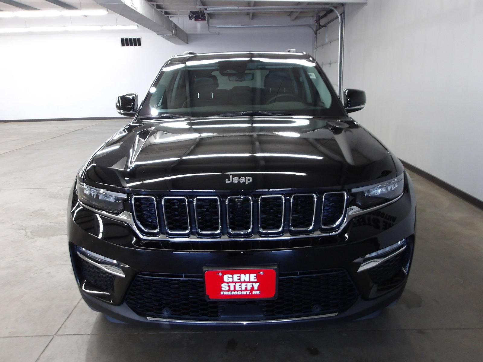 Used 2023 Jeep Grand Cherokee Limited w/ Luxury Tech Group II AWD/4WD image 6