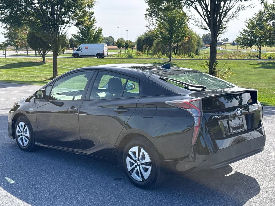 Used 2017 Toyota Prius Two w/ Carpet Mat Package FWD image 5