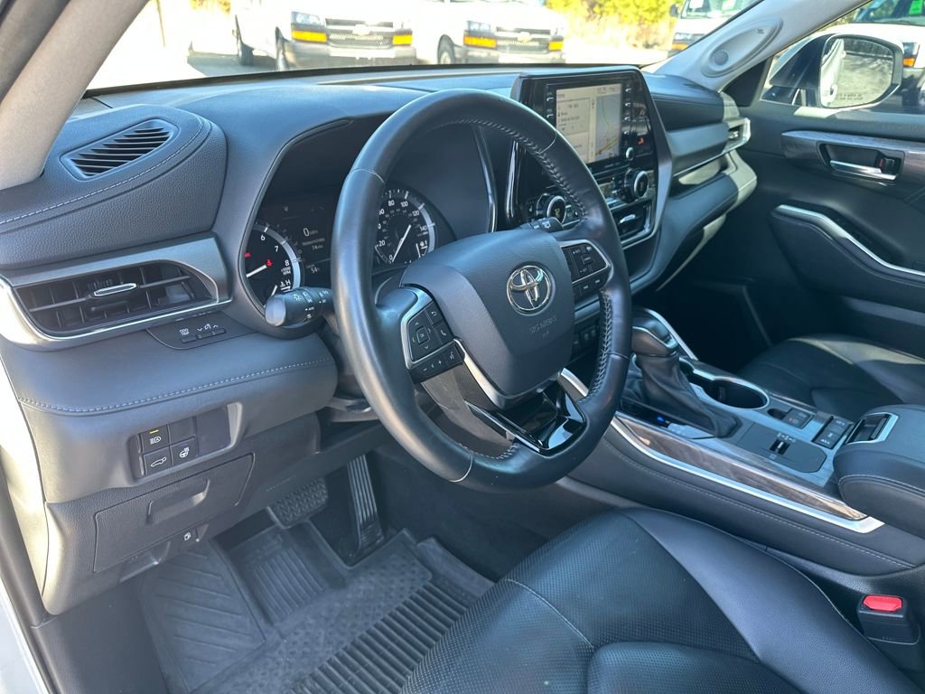 Used 2021 Toyota Highlander Limited image 18