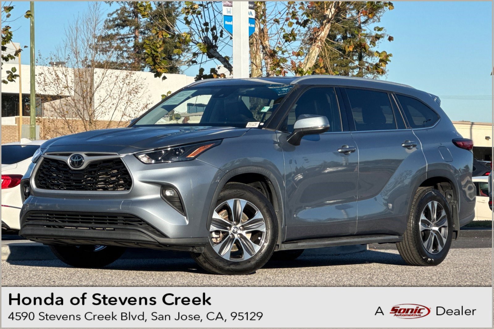 Used 2022 Toyota Highlander XLE image 1