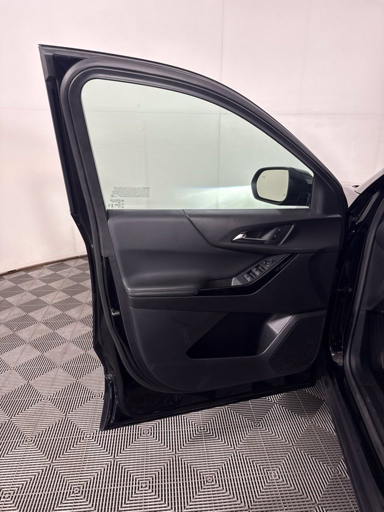 Used 2025 Chevrolet Equinox LT AWD/4WD image 13