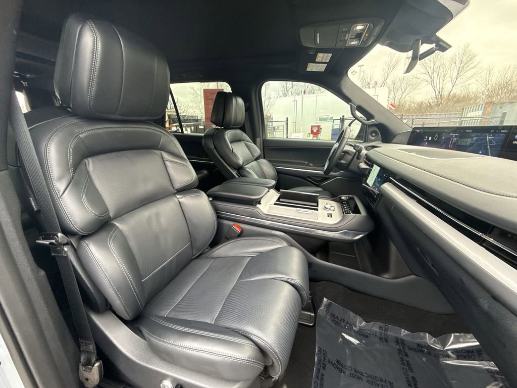 Used 2025 Lincoln Navigator L Reserve w/ Jet Appearance Package image 25