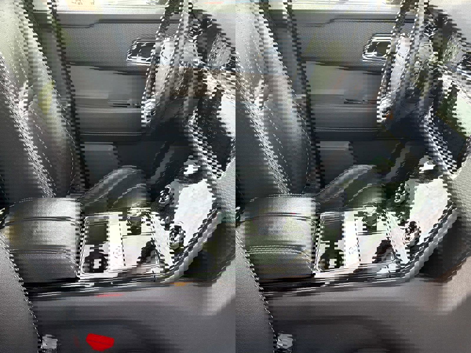 Used 2020 Land Rover Range Rover Velar S image 4