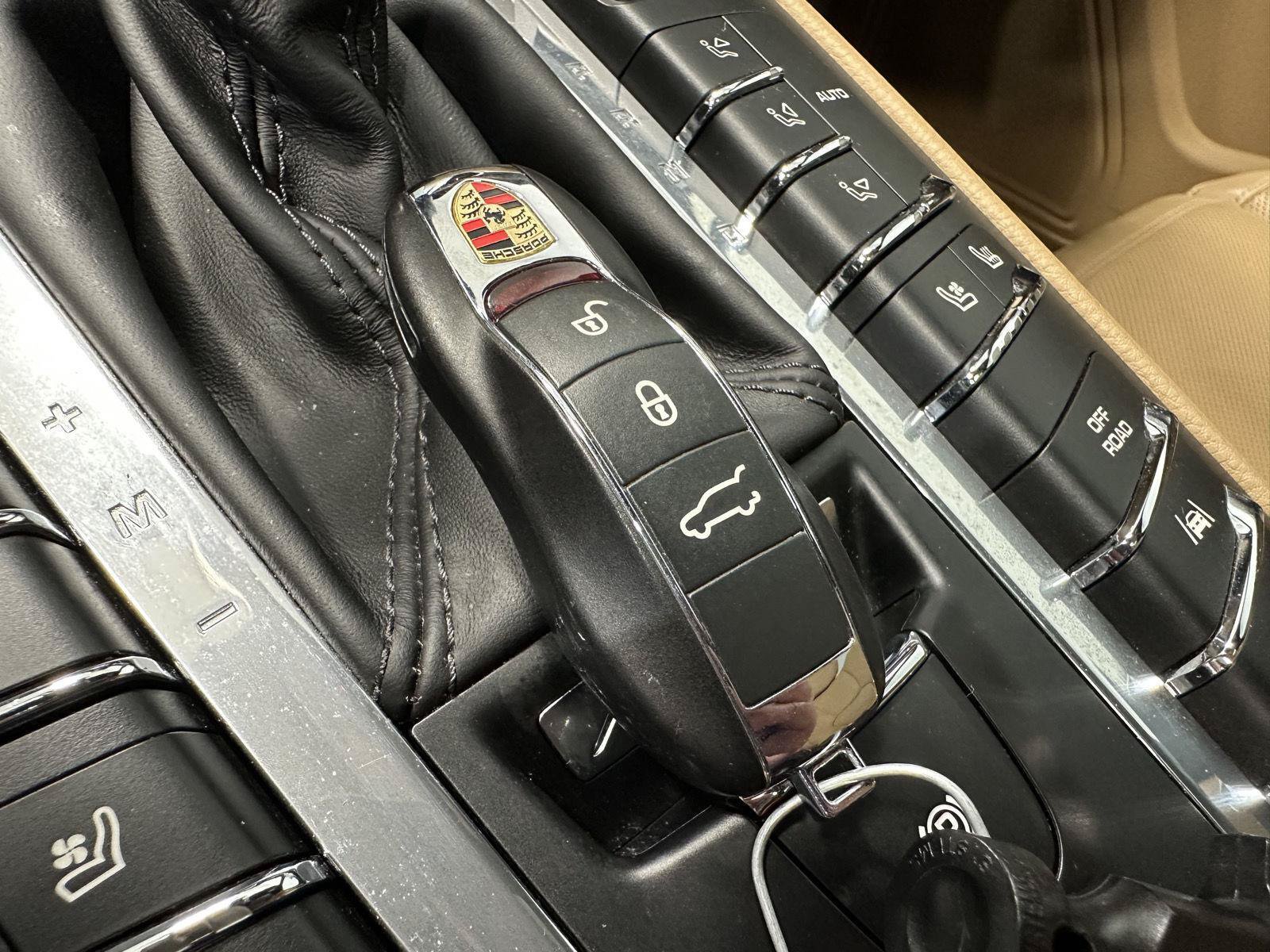 Used 2018 Porsche Macan AWD/4WD image 44