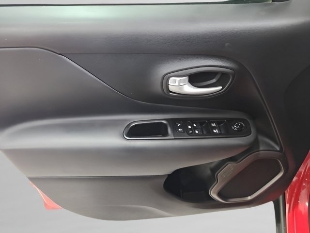 Used 2023 Jeep Renegade Latitude AWD/4WD image 18