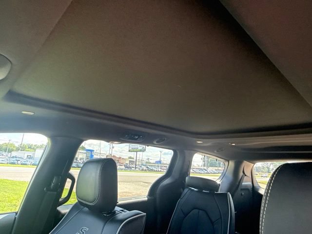 Used 2025 Chrysler Pacifica Limited w/ Uconnect Theater Family Group FWD image 14