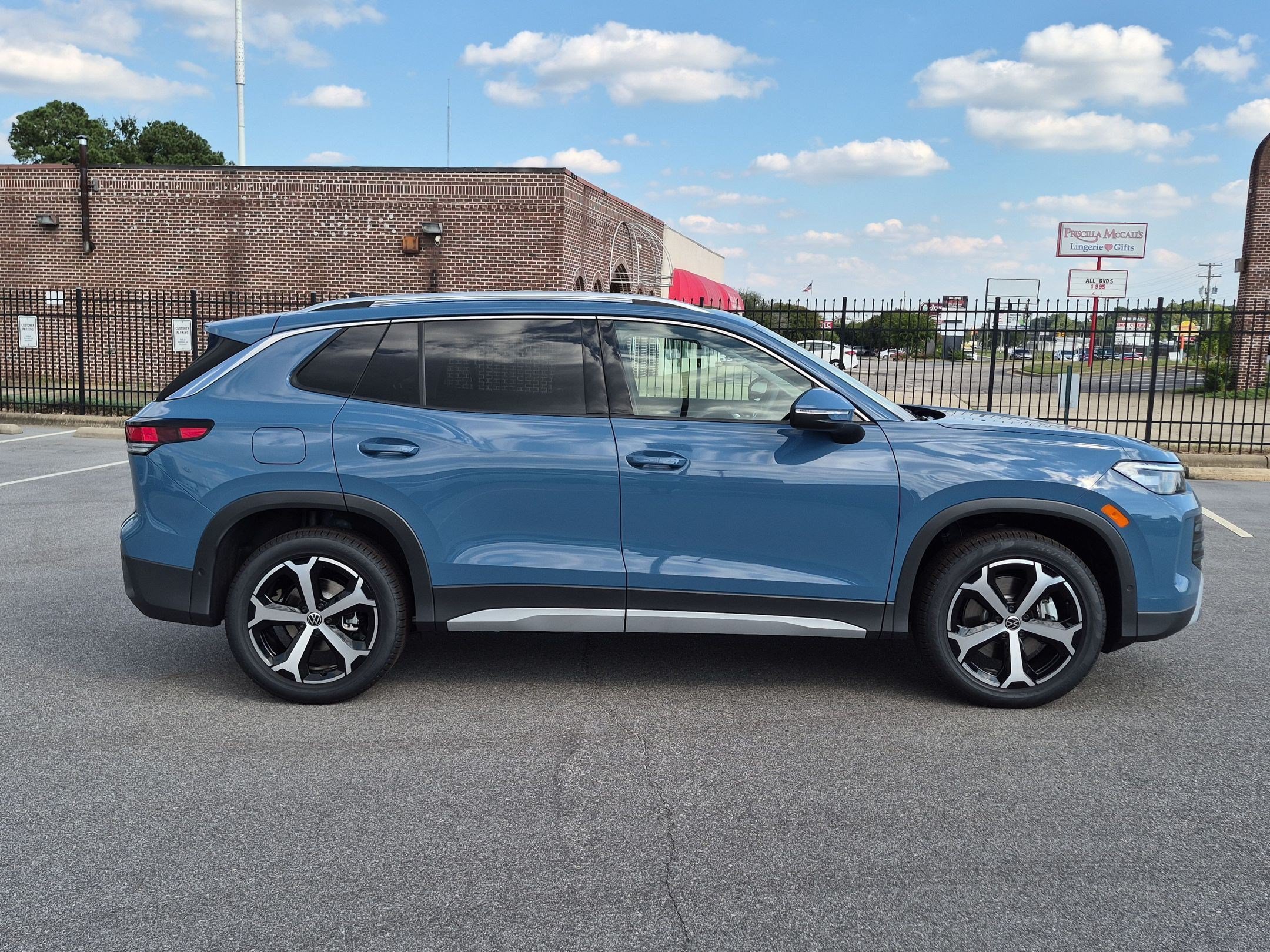New 2026 Volkswagen Tiguan SE AWD/4WD image 2