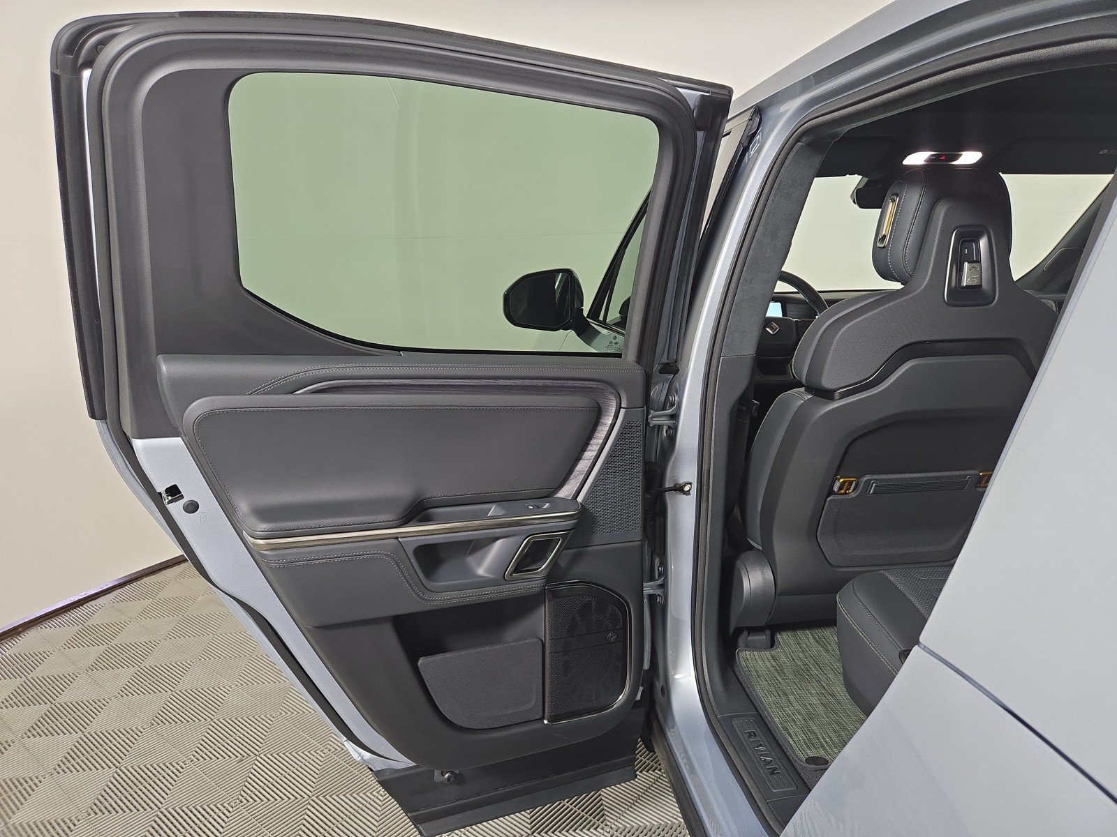 Used 2024 Rivian R1T Adventure AWD/4WD image 17