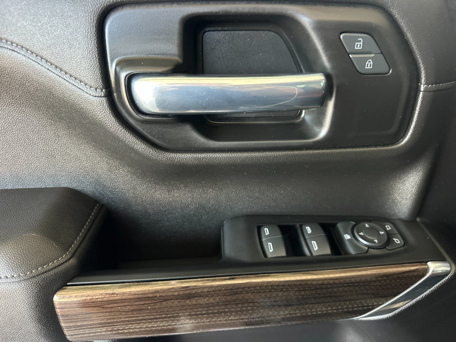 Used 2021 Chevrolet Silverado 1500 LT Trail Boss w/ LPO, Dark Essentials Package AWD/4WD image 10