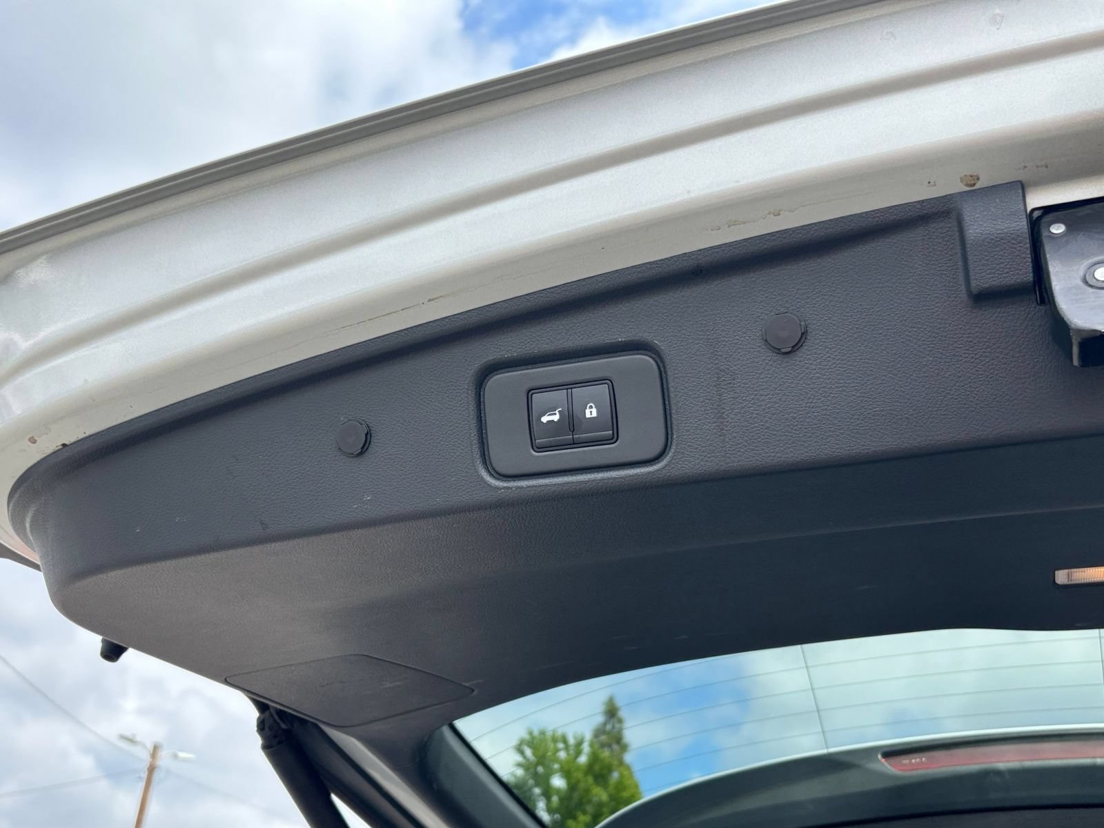 Used 2025 Nissan Pathfinder SV FWD image 22